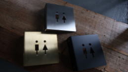 素材にこだわった毛別家のトイレサインプレート