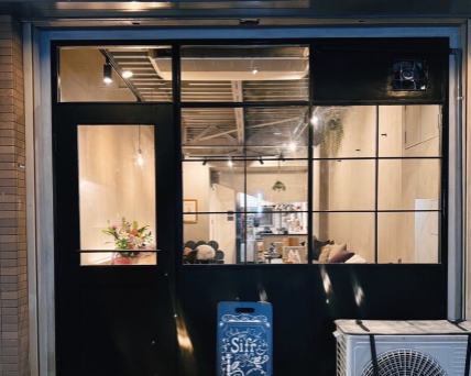 店舗外観に設置されたアイアン窓とアイアンドアの施工例