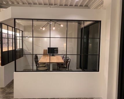 大型アイアン窓パーテーションを使ったオフィスの施工例