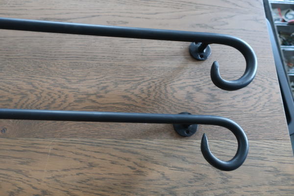 空間を引き締めるマットブラックの手すりデザイン