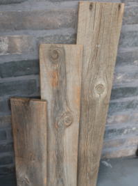 雰囲気のある古材で空間のアクセントに