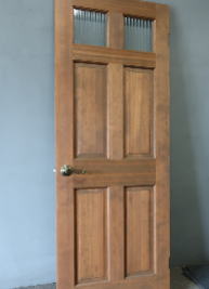 モールガラスがかわいいブラウン木製ドア
