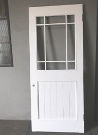 ホワイトカラーがかわいい玄関ドア