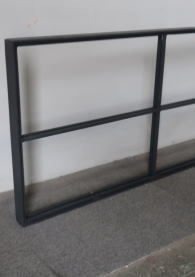 採光とデザインを両立するアイアン窓（アウトレット建材・新品）