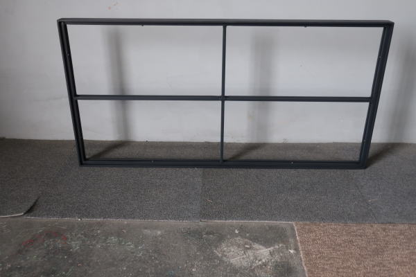 十字格子デザインのディテール（シャープな細線フレーム）