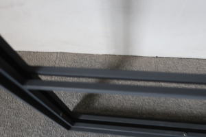 モダン空間を軽やかに見せるマットブラックのフレーム表情