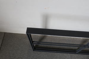 木製窓にはない繊細なラインが映えるアイアン十字格子のデザイン