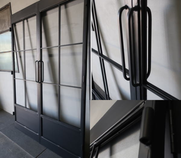 格子デザインと大きなガラス面が特徴の黒アイアンドア