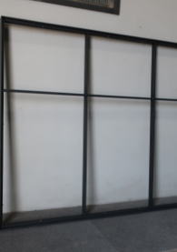 上下比1対2の6マス格子デザインのアイアン窓