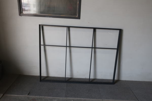 店舗やリビング吹き抜けのアクセントに人気のアイアン窓