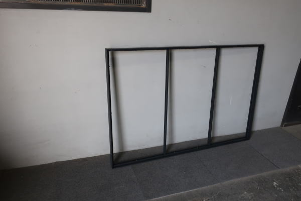 横3マス均等割りのFIXアイアン窓 シンプル格子デザイン