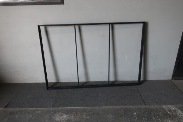 店舗や住宅の間仕切りに使えるガラス入りアイアン窓