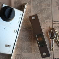 ブラックカラーのドア鍵 引き戸シリンダー錠