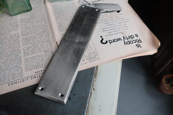 住宅ドアのアクセントになるレトロ押し板