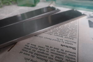 さりげなくレトロ感を演出するシルバー押し板