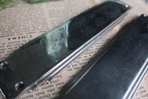 縁に段差のある立体デザインのレトロ押し板約42×76mmサイズの小型シルバー押し板