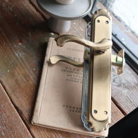 雰囲気のあるドア製作に使いたい真鍮レバードアハンドル
