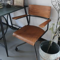 空間の雰囲気を引き締めるインダストリアルテイストの椅子