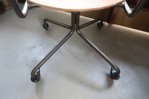 ひじ掛け付きで使いやすいオフィスチェア 書斎チェア