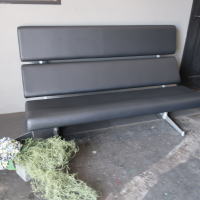 展示品限定販売のクールなブラックソファ