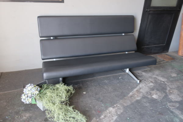 マテリオドロッグリ インダストリアルソファ gen-f3 ブラックレザーソファ