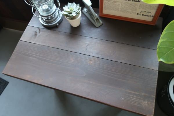 ブラウン×ホワイトのウッドテーブル