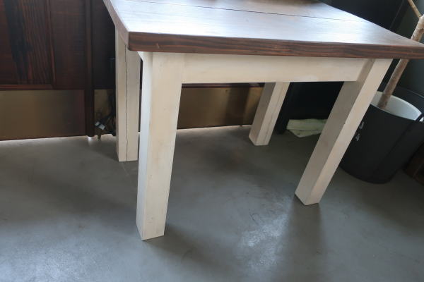 キッズテーブルにも使えるウッドテーブル