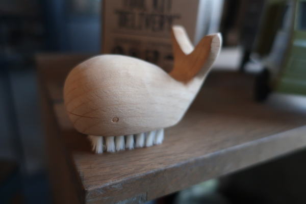 飾っても可愛いくじらブラシ