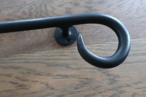 店舗やリノベーションにも使いやすいアイアン製手すり金物