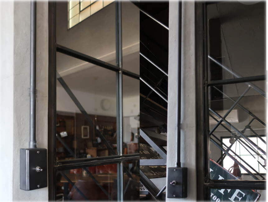 パイプ付きで個性的な壁付けスイッチボックス,SHOPにも人気のトグルスイッチ