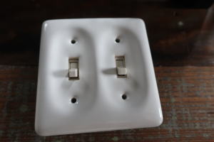 海外製インテリアにぴったりな陶器製スイッチカバー