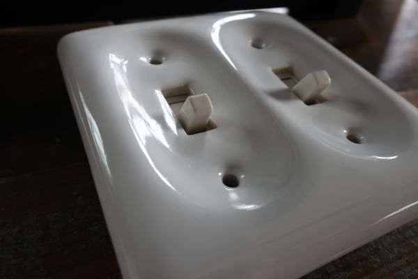 アンティーク風にも合うアメリカ製セラミック製スイッチプレート・優しい白