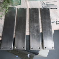 メンズライクなドアに似合うレトロ金物