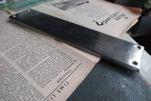 経年変化が魅力のシルバーカラー押し板