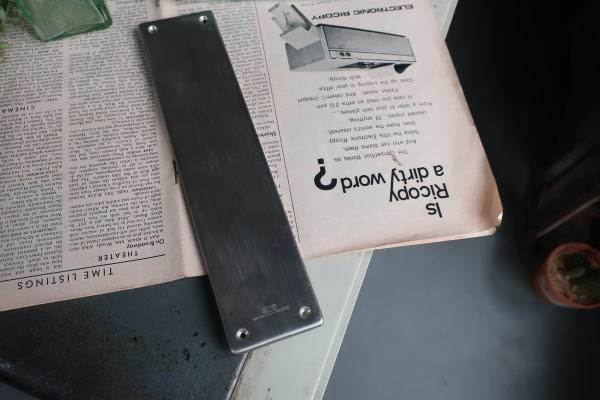 昭和レトロな風合いのドア押し板