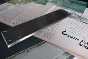 レトロな雰囲気を演出するシルバー押し板