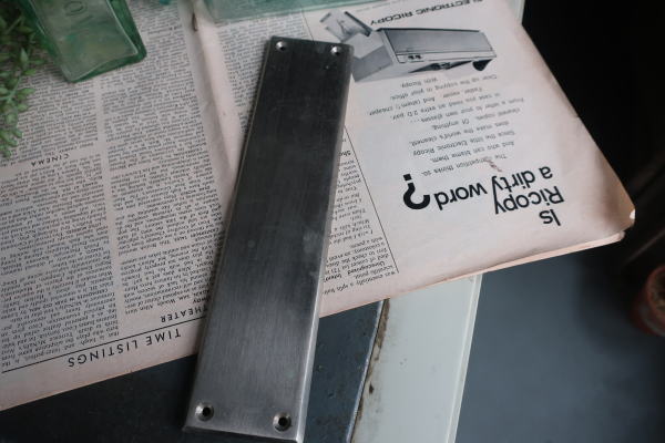 カフェ風空間に似合うドアアクセント金物