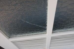 ホワイト塗装のアンティークガラスドア,明るい空間づくりに最適