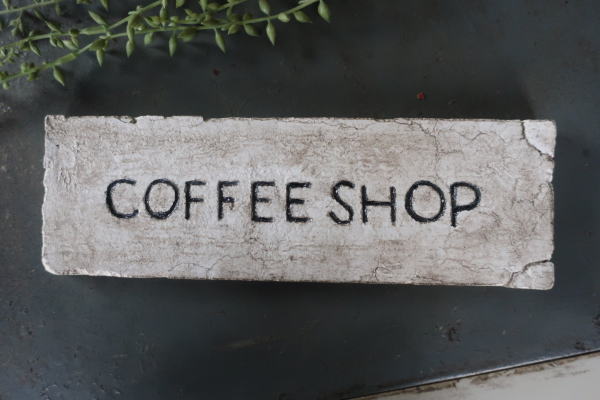 塗り壁のような質感が魅力のブロック型サイン アンティークホワイト