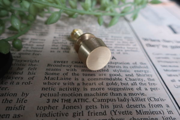 真鍮製の小型つまみ金物パーツ、経年変化を楽しめる取っ手