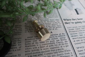 下部がくびれたデザインのクラシカルな真鍮つまみ