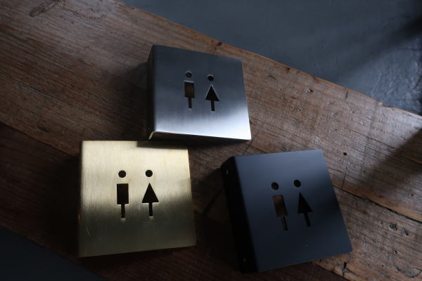 男女シルエットがくり抜かれたトイレサイン