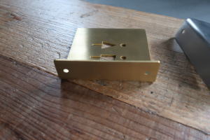 視認性の高い壁出し型トイレサインプレート