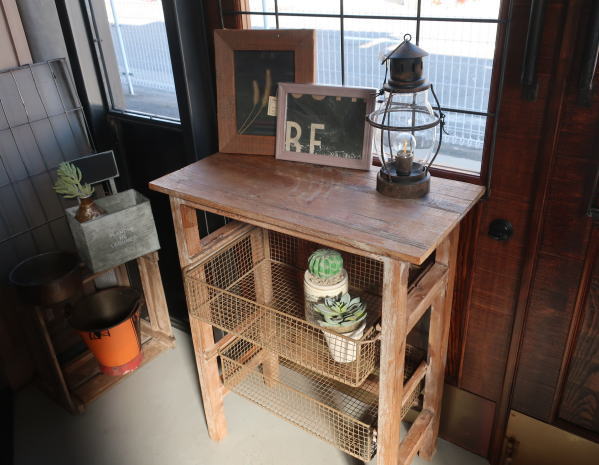 引き出し付きのウッドカウンター