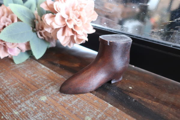 上品な風合いの小さな木くつ